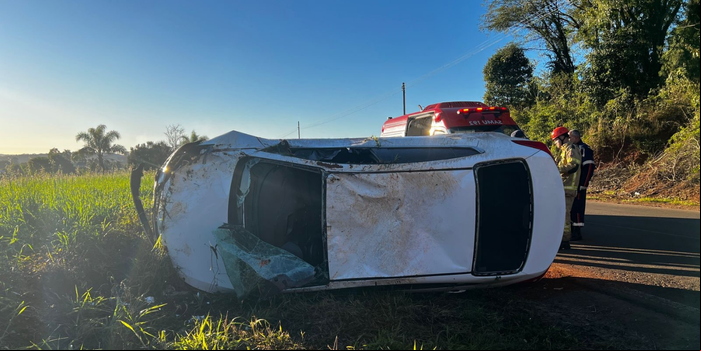 Capa Carro tomba após sair da pista em Estação